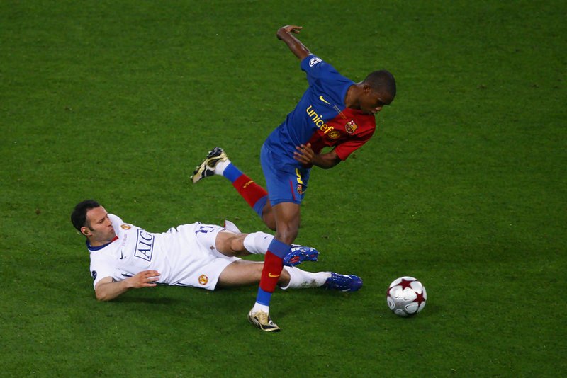 Giggs slides in to try to tackle Samuel Eto'o. CREDIT: GETTY IMAGES.