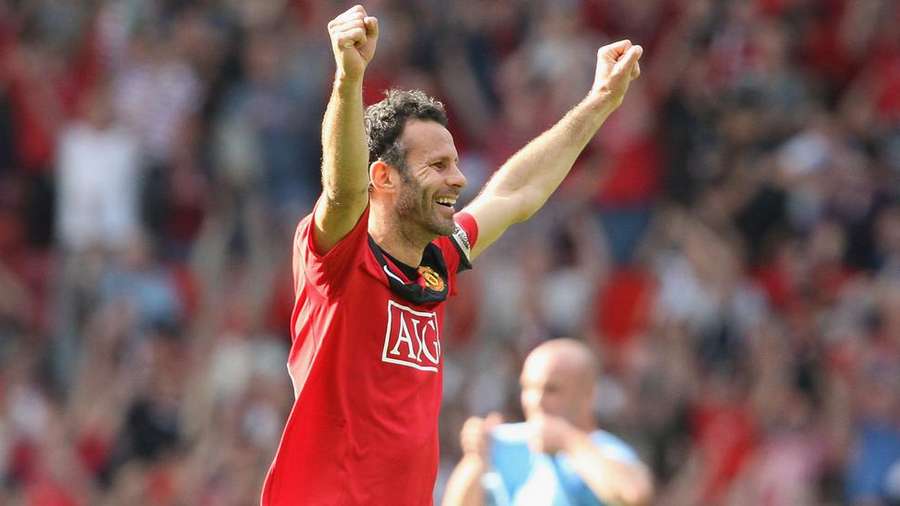 Ryan Giggs is the only Manchester United player who haven't received the red card | SportzPoint